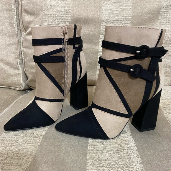 Stylish block heeled boots. New! Never worn. Sleek Design. Size 6.5. - Picture 4 of 5